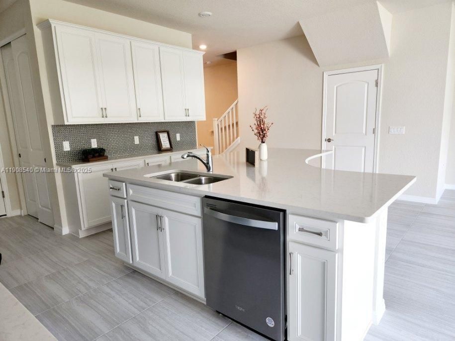 For Rent: $3,500 (3 beds, 2 baths, 1895 Square Feet)