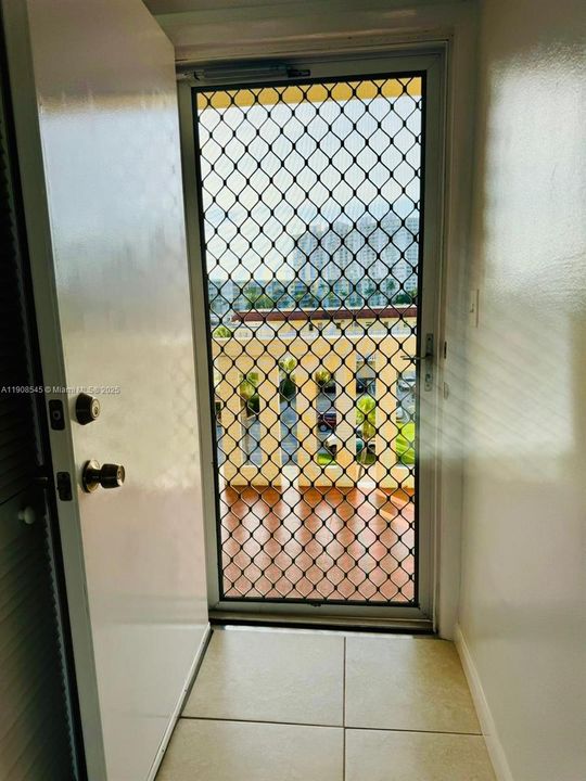 待售: $199,000 (1 贝兹, 1 浴室, 768 平方英尺)