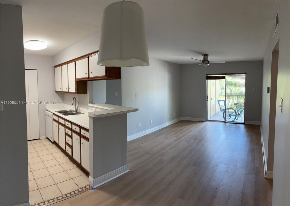 Под контрактом: $1,900 (2 спален, 1 ванн, 953 Квадратных фут)