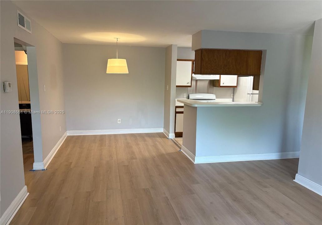 Под контрактом: $1,900 (2 спален, 1 ванн, 953 Квадратных фут)