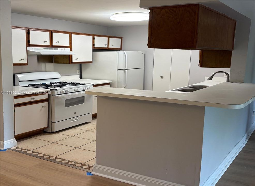 Под контрактом: $1,900 (2 спален, 1 ванн, 953 Квадратных фут)