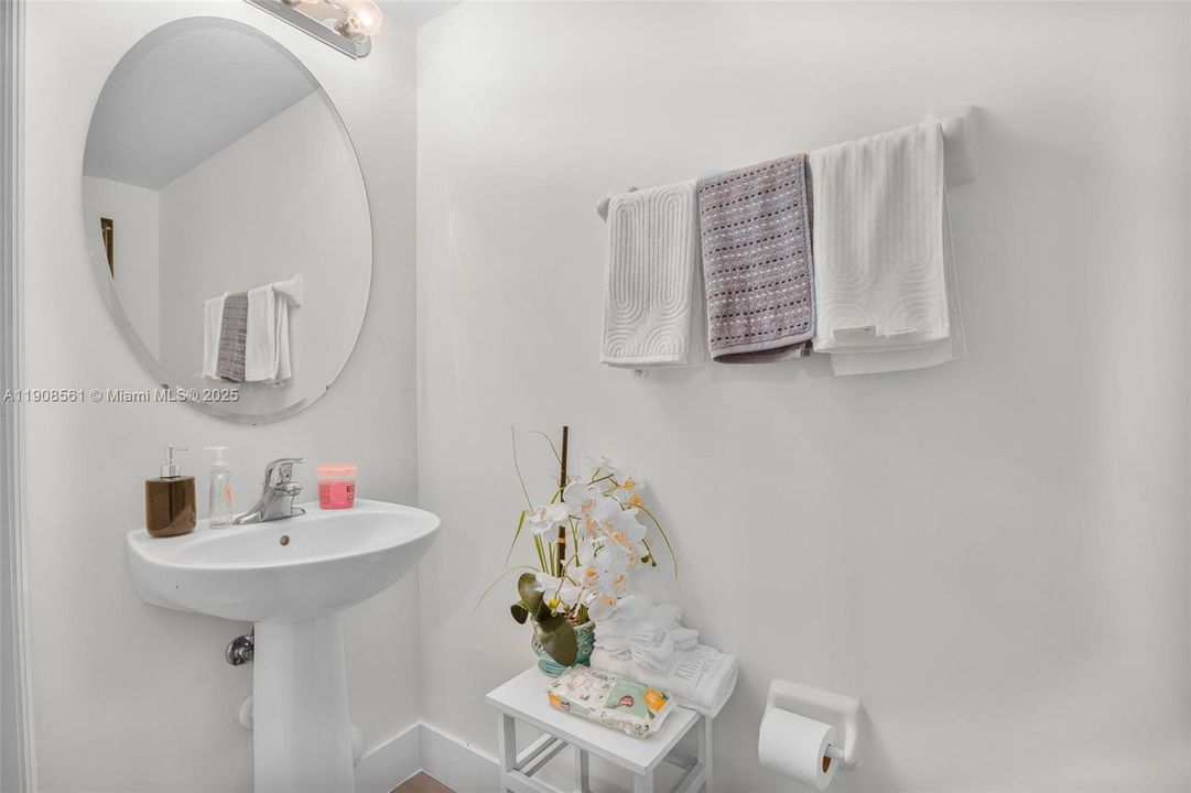 Active With Contract: $375,000 (3 beds, 2 baths, 1408 Square Feet)