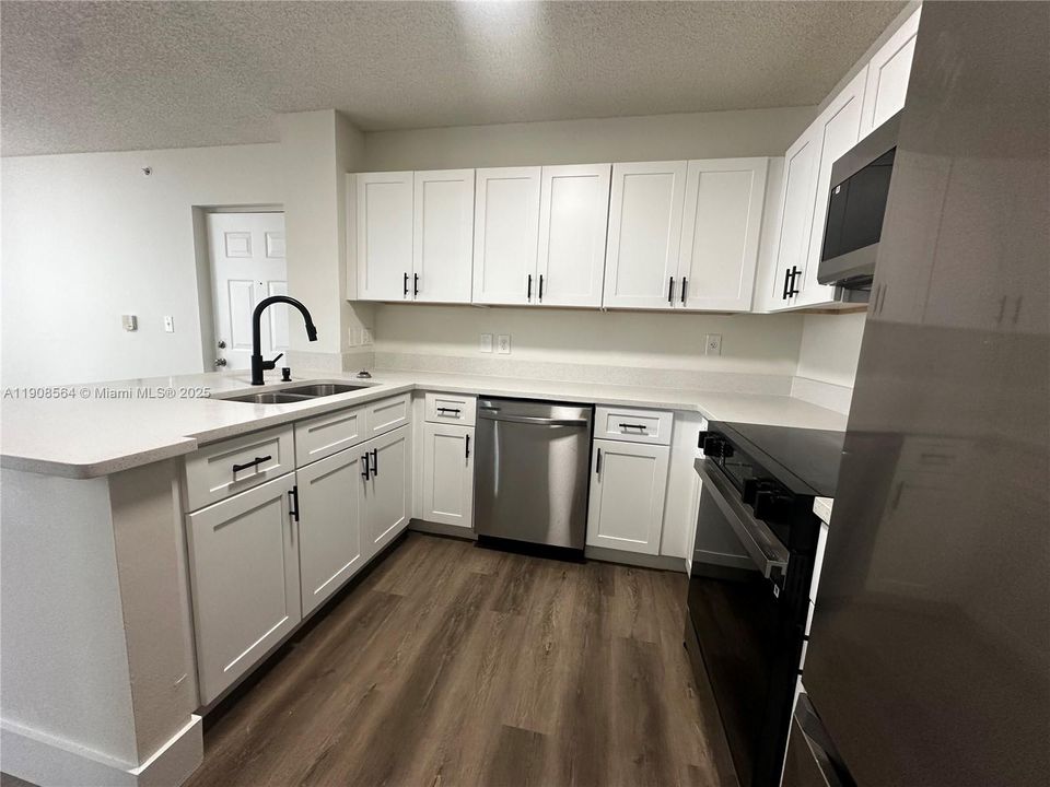 Active With Contract: $2,000 (1 beds, 1 baths, 700 Square Feet)