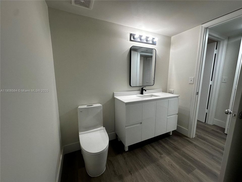 Active With Contract: $2,000 (1 beds, 1 baths, 700 Square Feet)