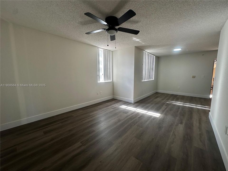 Active With Contract: $2,000 (1 beds, 1 baths, 700 Square Feet)