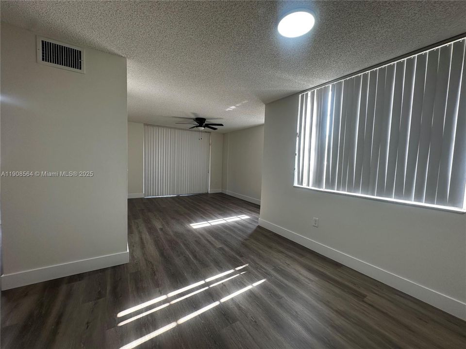 Active With Contract: $2,000 (1 beds, 1 baths, 700 Square Feet)