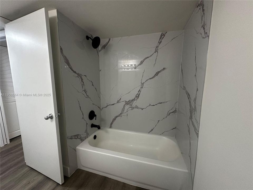 Active With Contract: $2,000 (1 beds, 1 baths, 700 Square Feet)