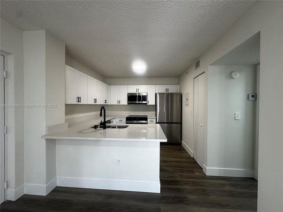 Active With Contract: $2,000 (1 beds, 1 baths, 700 Square Feet)