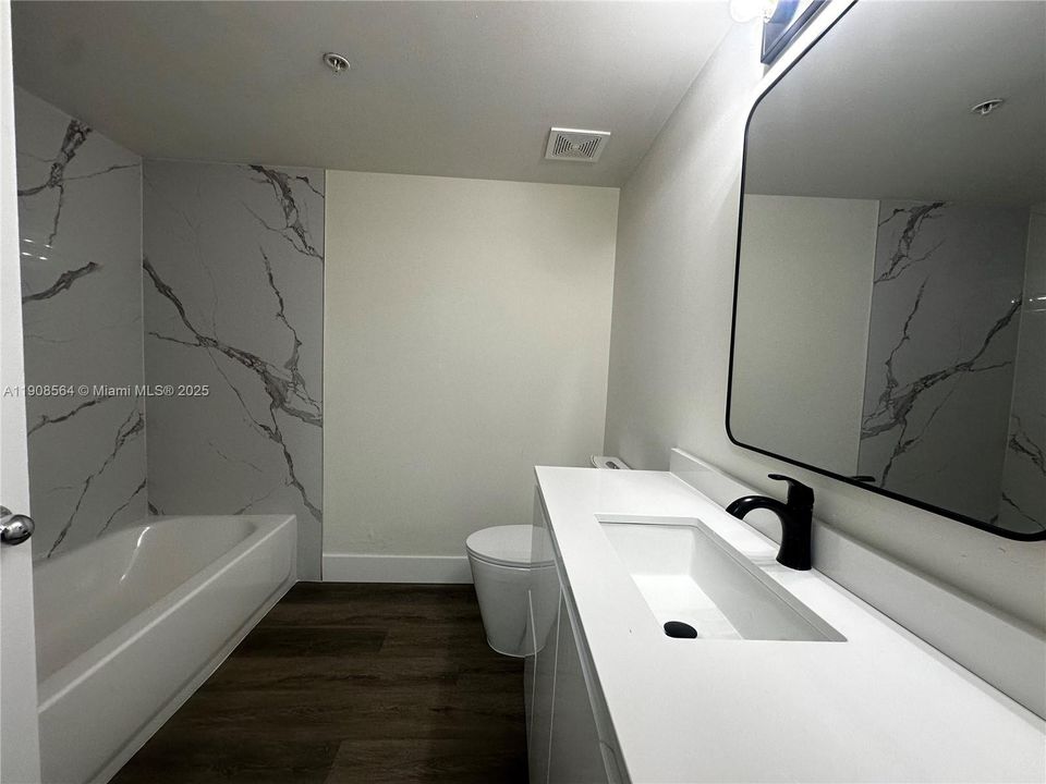 Active With Contract: $2,000 (1 beds, 1 baths, 700 Square Feet)