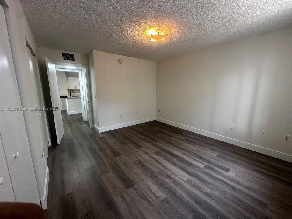 Active With Contract: $2,000 (1 beds, 1 baths, 700 Square Feet)