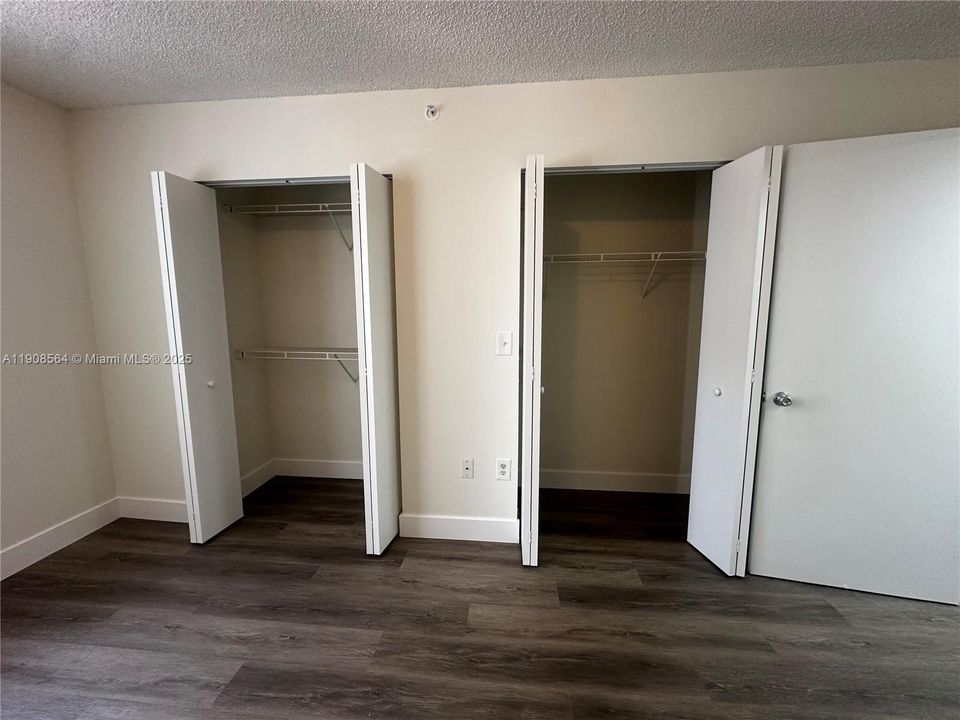 Active With Contract: $2,000 (1 beds, 1 baths, 700 Square Feet)