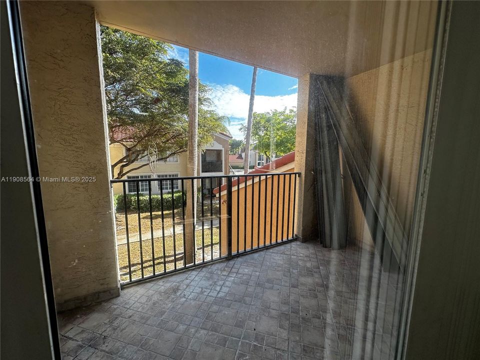 Active With Contract: $2,000 (1 beds, 1 baths, 700 Square Feet)
