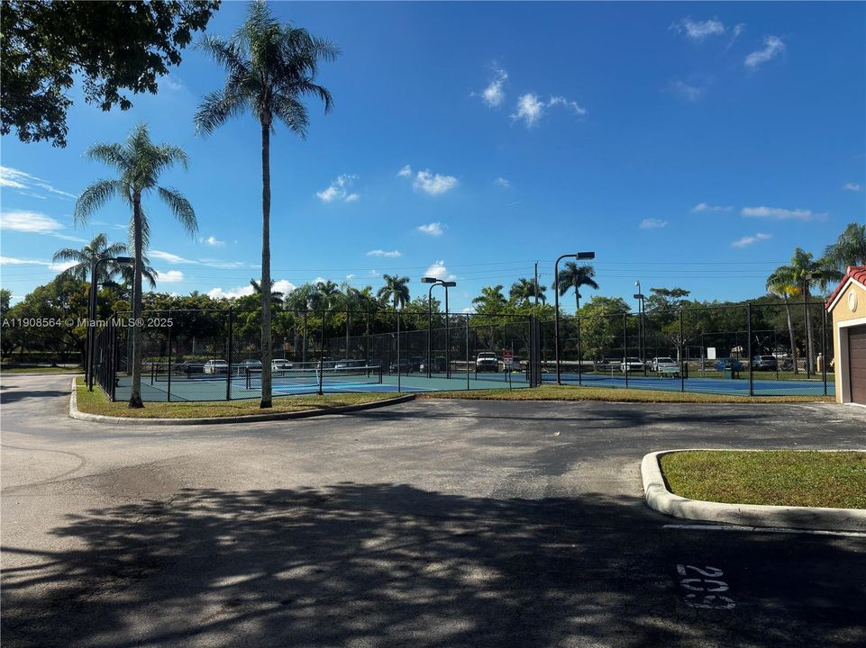 Active With Contract: $2,000 (1 beds, 1 baths, 700 Square Feet)