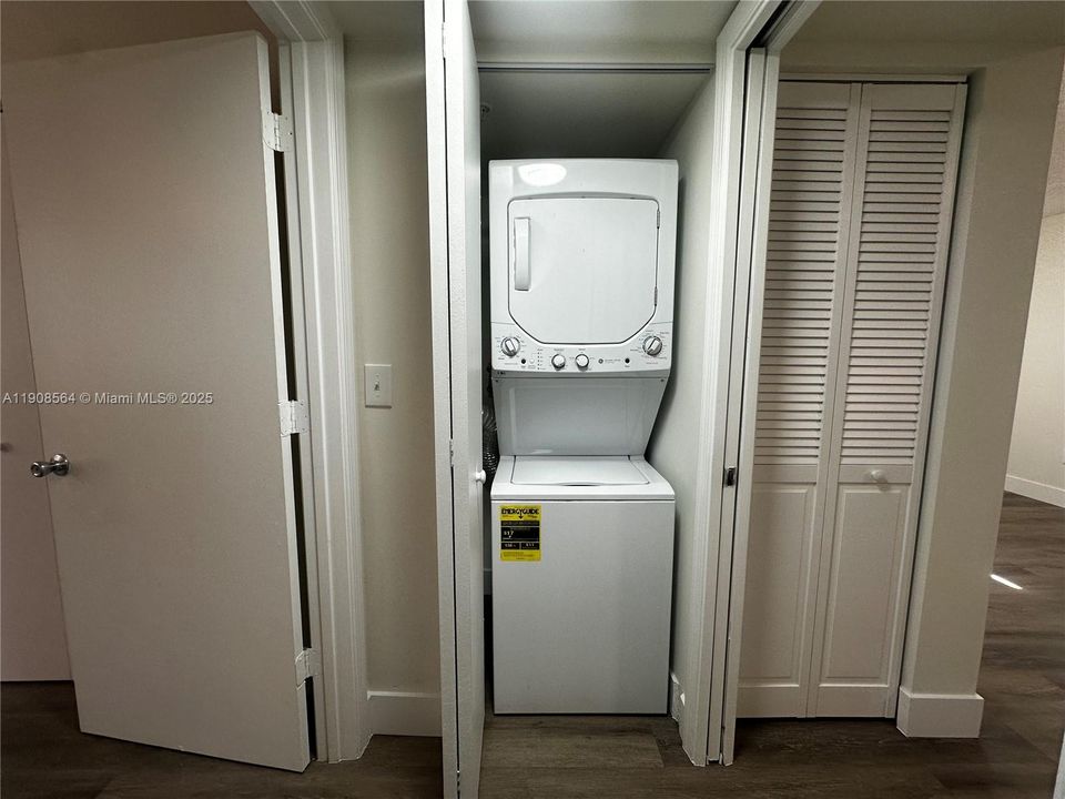 Active With Contract: $2,000 (1 beds, 1 baths, 700 Square Feet)