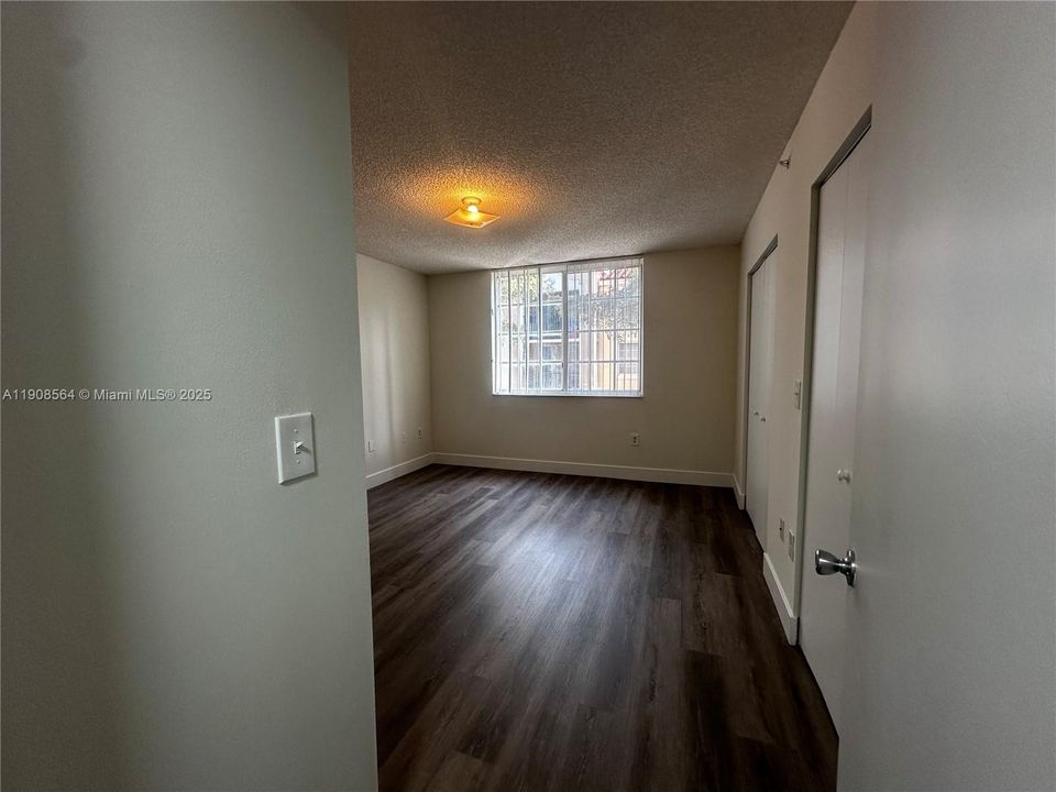 Active With Contract: $2,000 (1 beds, 1 baths, 700 Square Feet)
