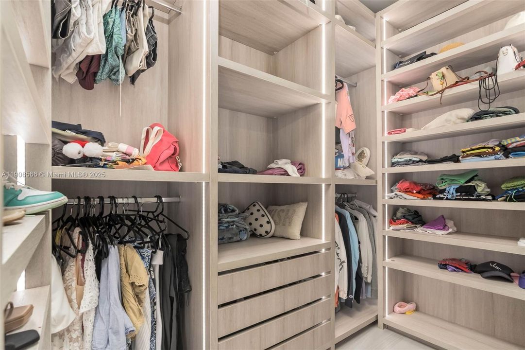 В аренду: $13,900 (4 спален, 3 ванн, 3543 Квадратных фут)