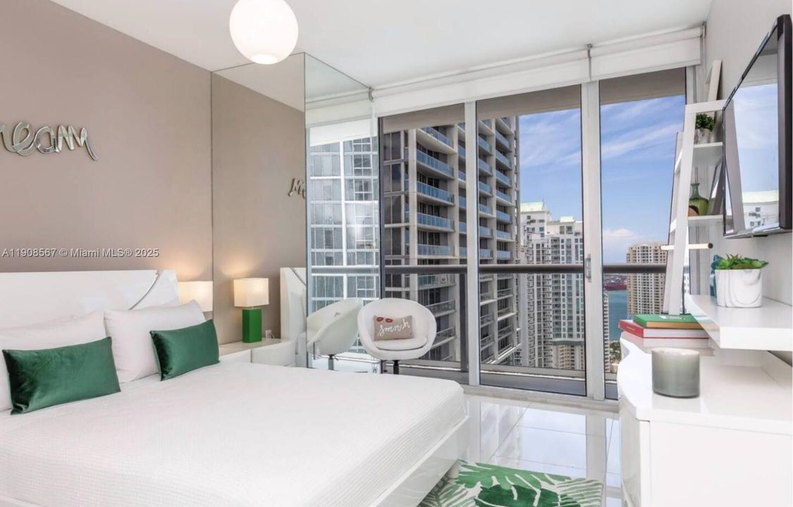 Active With Contract: $1,100,000 (2 beds, 2 baths, 1347 Square Feet)