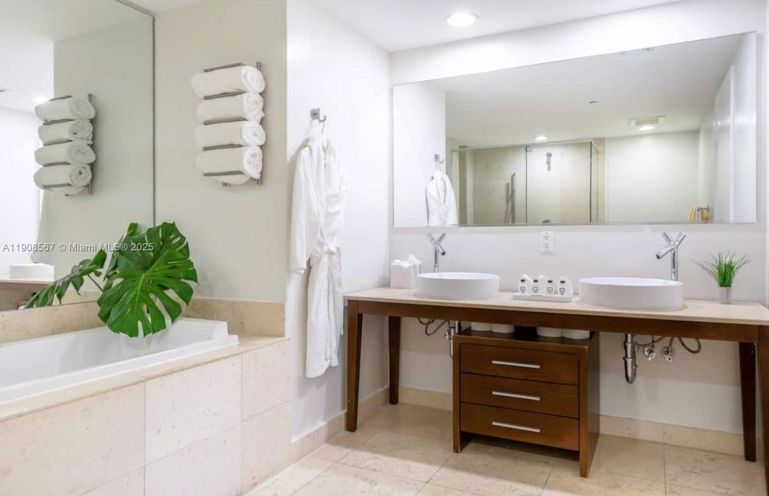 Active With Contract: $1,100,000 (2 beds, 2 baths, 1347 Square Feet)