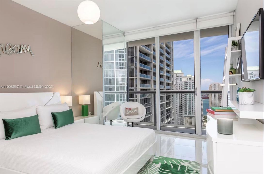 Active With Contract: $1,100,000 (2 beds, 2 baths, 1347 Square Feet)