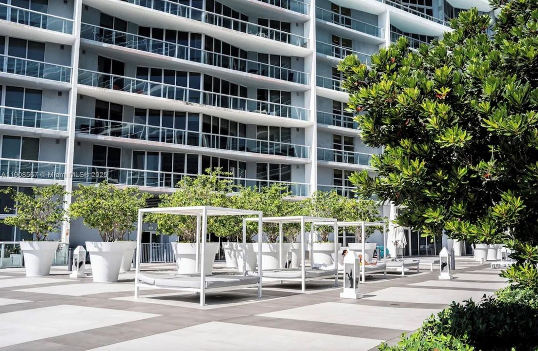 Active With Contract: $1,100,000 (2 beds, 2 baths, 1347 Square Feet)