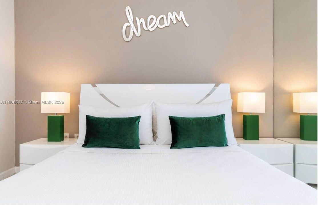 Active With Contract: $1,100,000 (2 beds, 2 baths, 1347 Square Feet)