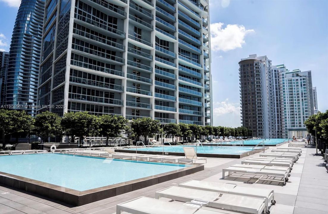 Active With Contract: $1,100,000 (2 beds, 2 baths, 1347 Square Feet)