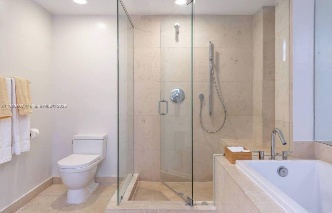 Active With Contract: $1,100,000 (2 beds, 2 baths, 1347 Square Feet)