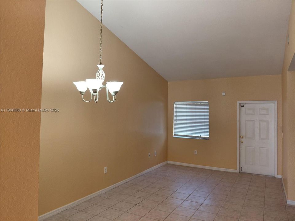 合同活跃: $1,975 (2 贝兹, 2 浴室, 919 平方英尺)