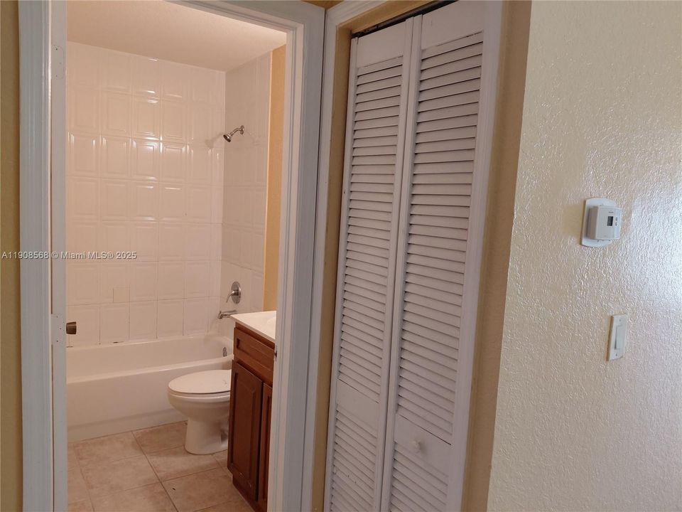 合同活跃: $1,975 (2 贝兹, 2 浴室, 919 平方英尺)