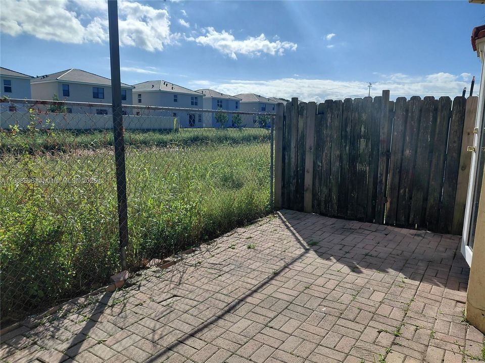 合同活跃: $1,975 (2 贝兹, 2 浴室, 919 平方英尺)