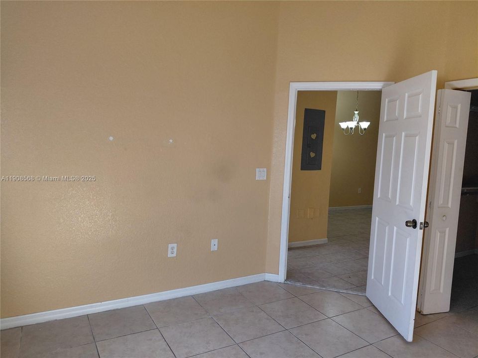 合同活跃: $1,975 (2 贝兹, 2 浴室, 919 平方英尺)