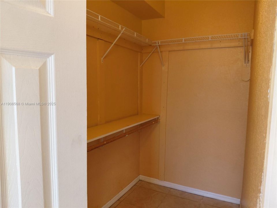 合同活跃: $1,975 (2 贝兹, 2 浴室, 919 平方英尺)