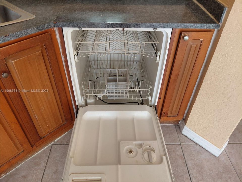 合同活跃: $1,975 (2 贝兹, 2 浴室, 919 平方英尺)