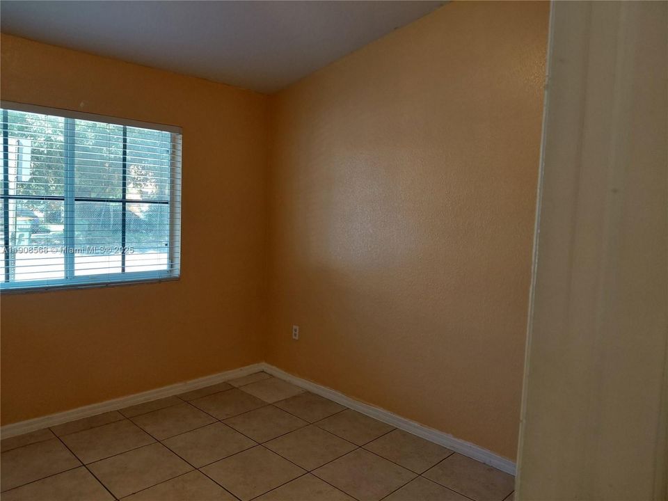 合同活跃: $1,975 (2 贝兹, 2 浴室, 919 平方英尺)