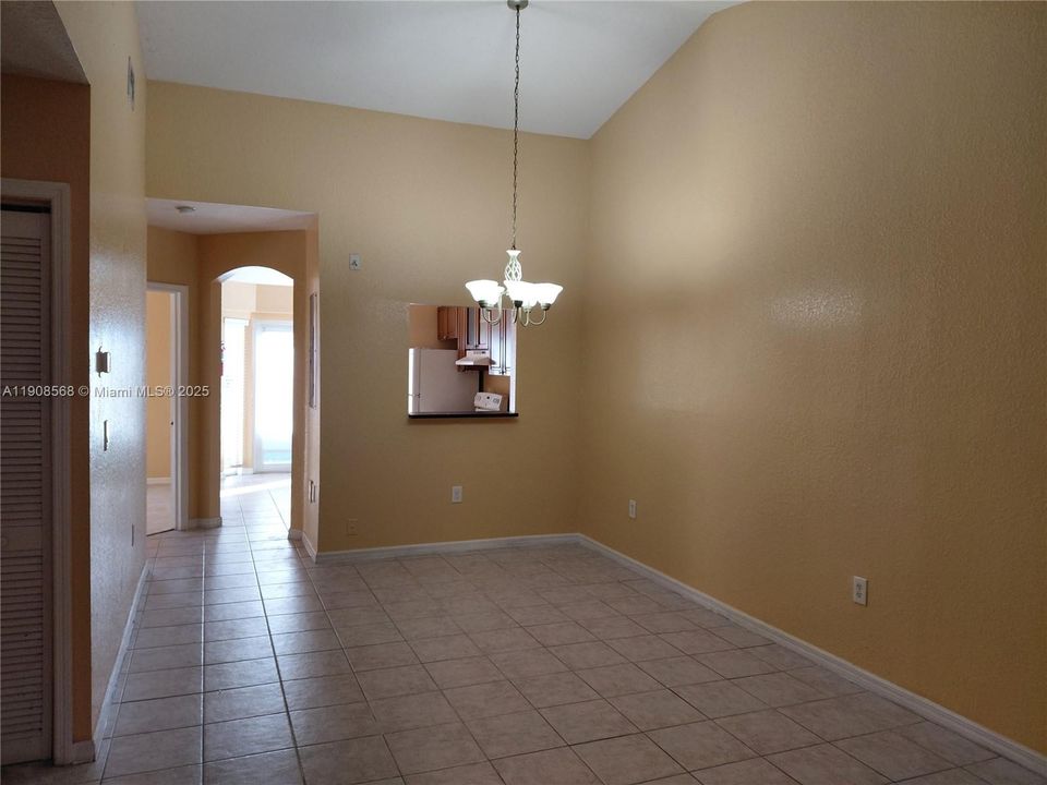 合同活跃: $1,975 (2 贝兹, 2 浴室, 919 平方英尺)