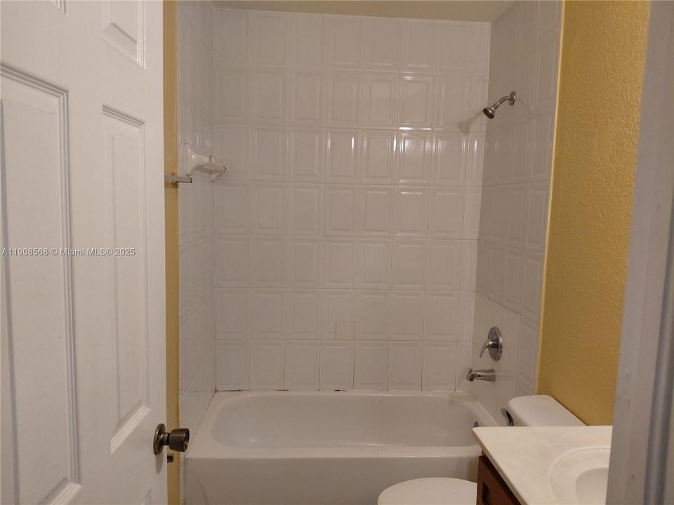 合同活跃: $1,975 (2 贝兹, 2 浴室, 919 平方英尺)