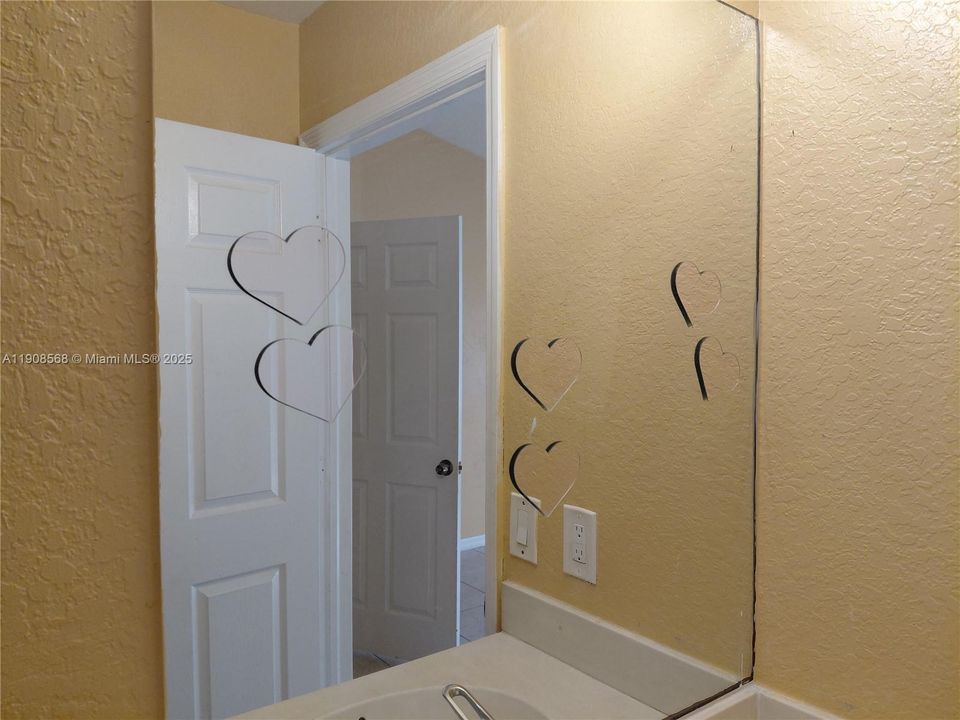 合同活跃: $1,975 (2 贝兹, 2 浴室, 919 平方英尺)