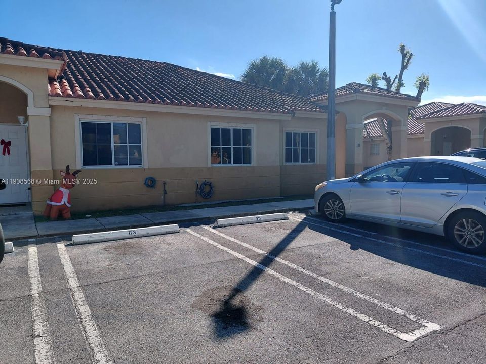 合同活跃: $1,975 (2 贝兹, 2 浴室, 919 平方英尺)