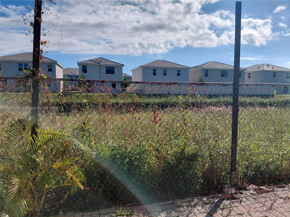 合同活跃: $1,975 (2 贝兹, 2 浴室, 919 平方英尺)