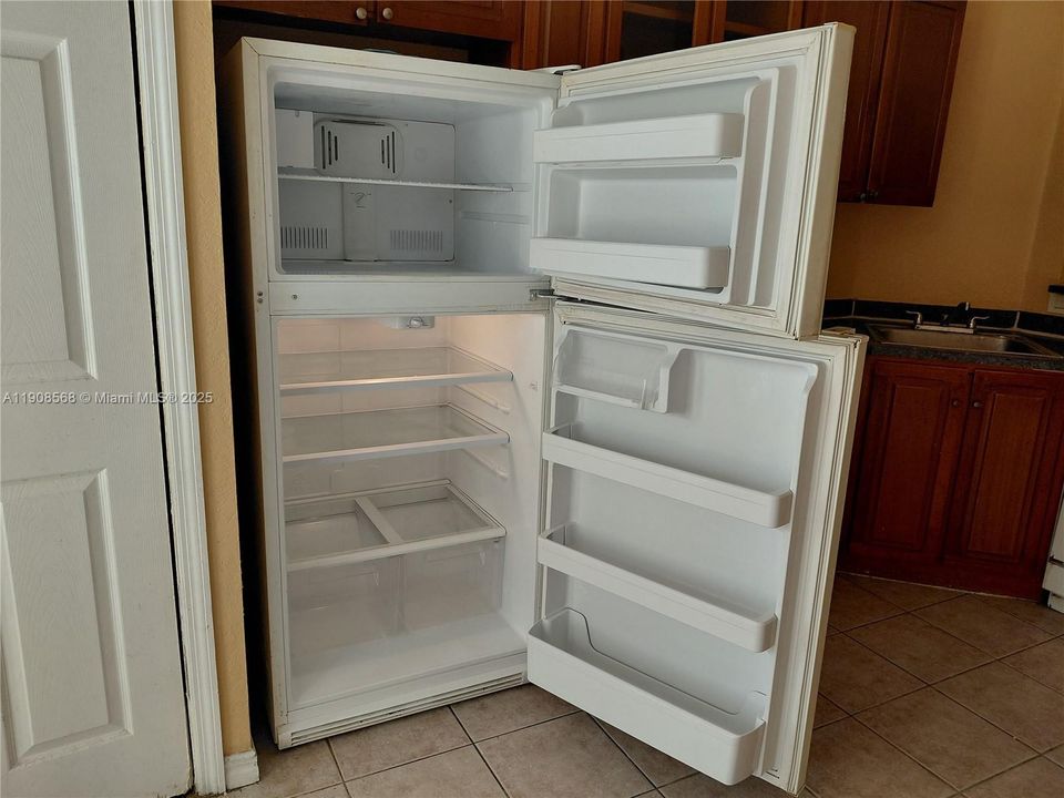 合同活跃: $1,975 (2 贝兹, 2 浴室, 919 平方英尺)