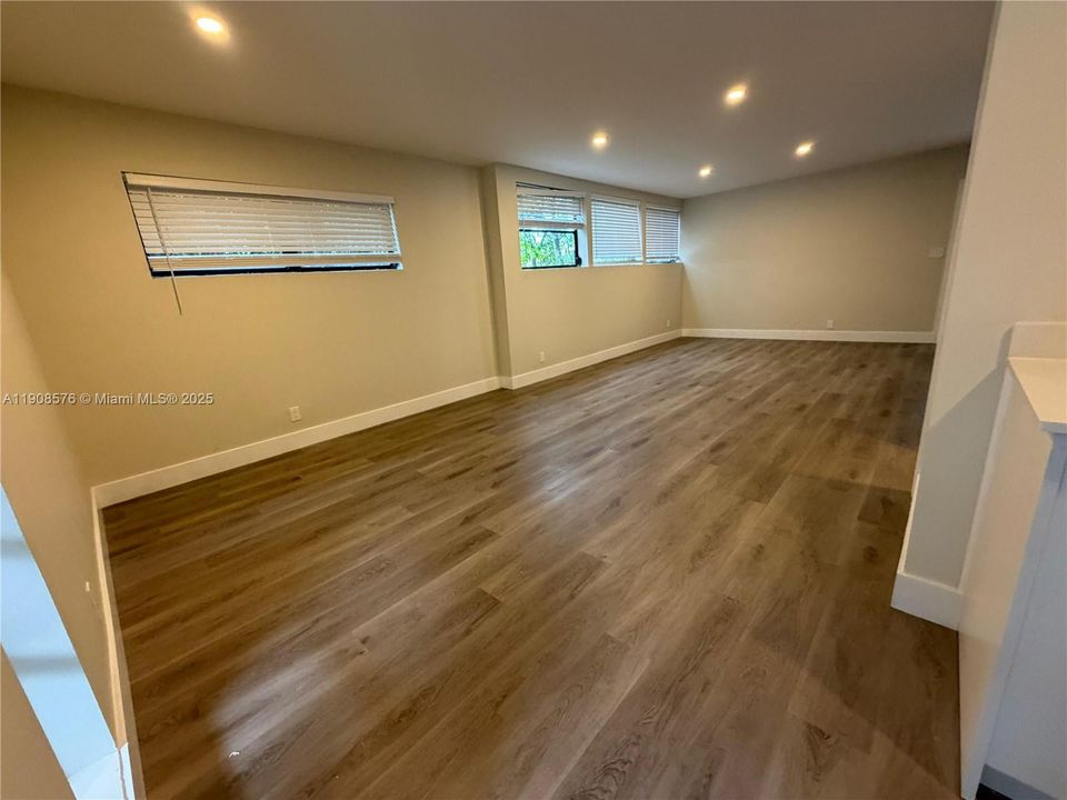 Active With Contract: $1,750 (1 beds, 1 baths, 5062 Square Feet)