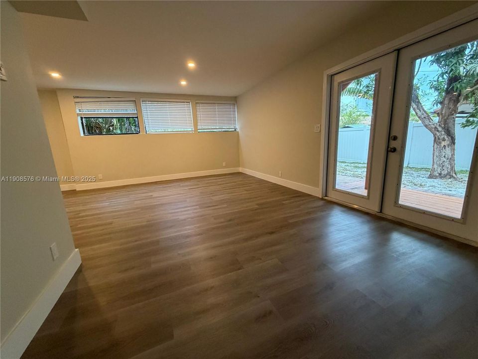 Active With Contract: $1,750 (1 beds, 1 baths, 5062 Square Feet)