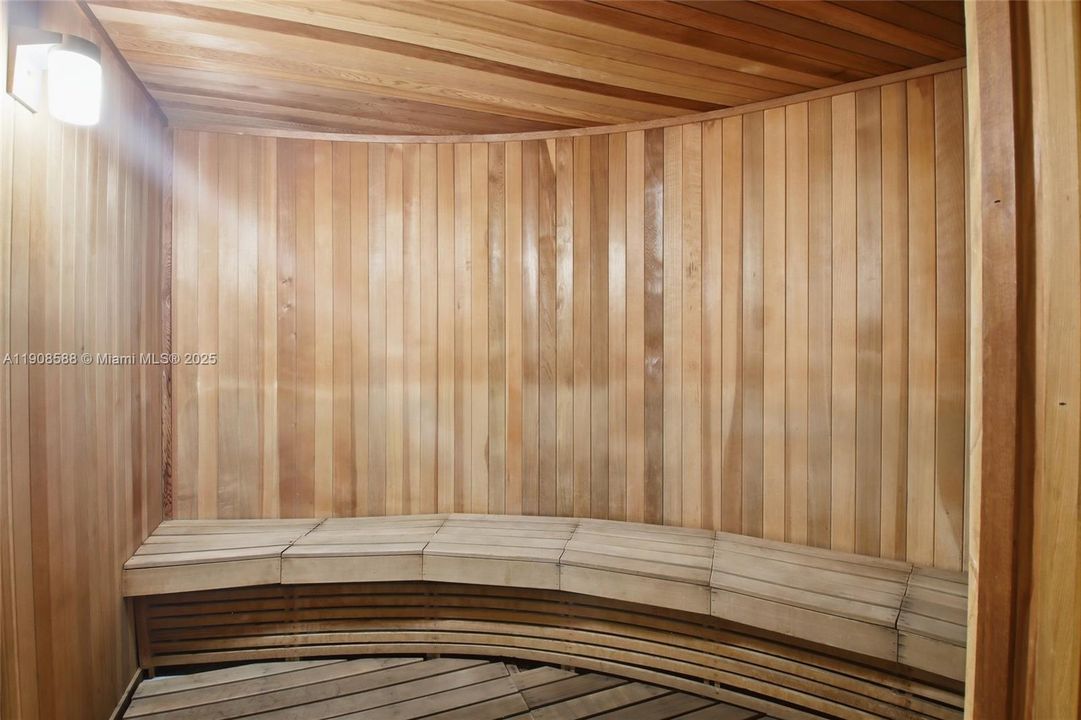 For Sale: $710,000 (1 beds, 1 baths, 686 Square Feet)