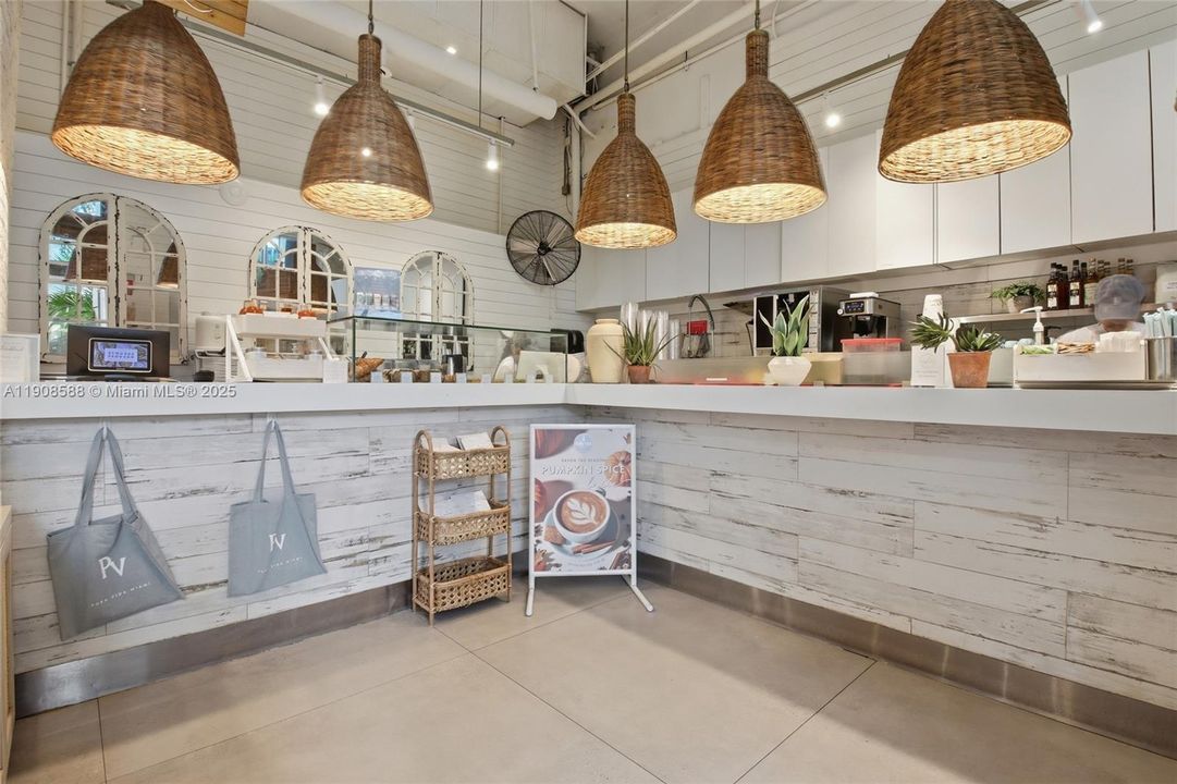 For Sale: $710,000 (1 beds, 1 baths, 686 Square Feet)