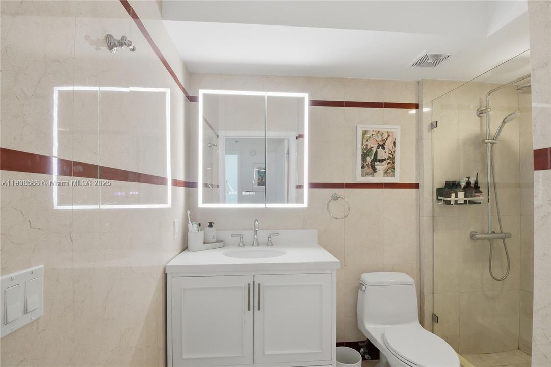 For Sale: $710,000 (1 beds, 1 baths, 686 Square Feet)