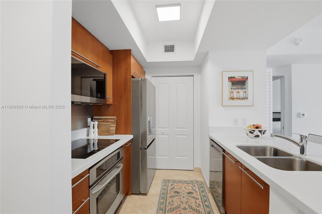 For Sale: $710,000 (1 beds, 1 baths, 686 Square Feet)