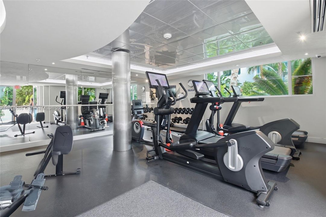 For Sale: $710,000 (1 beds, 1 baths, 686 Square Feet)