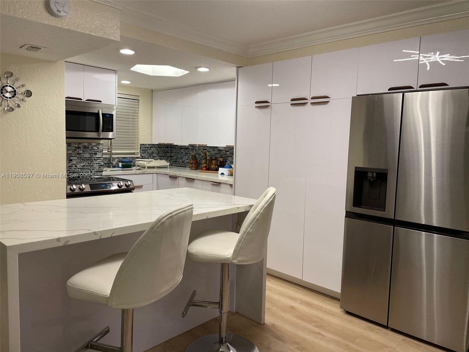 For Sale: $295,000 (2 beds, 1 baths, 900 Square Feet)