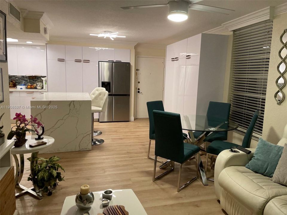 For Sale: $295,000 (2 beds, 1 baths, 900 Square Feet)