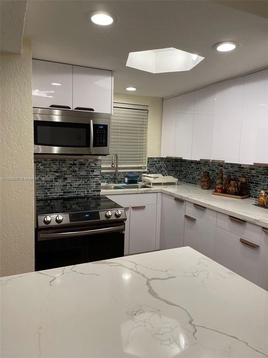 For Sale: $295,000 (2 beds, 1 baths, 900 Square Feet)